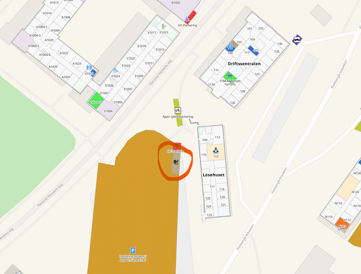 Kartbilde hentet fra Mazemap som viser hvor de ber&oslash;rte el-billaderne som skal velikeholdes befinner seg. Omr&aring;det er markert i r&oslash;dt.  Alternative mulighet  for lading av el-bil finner du der du vanligvis henter inn slik informasjon.